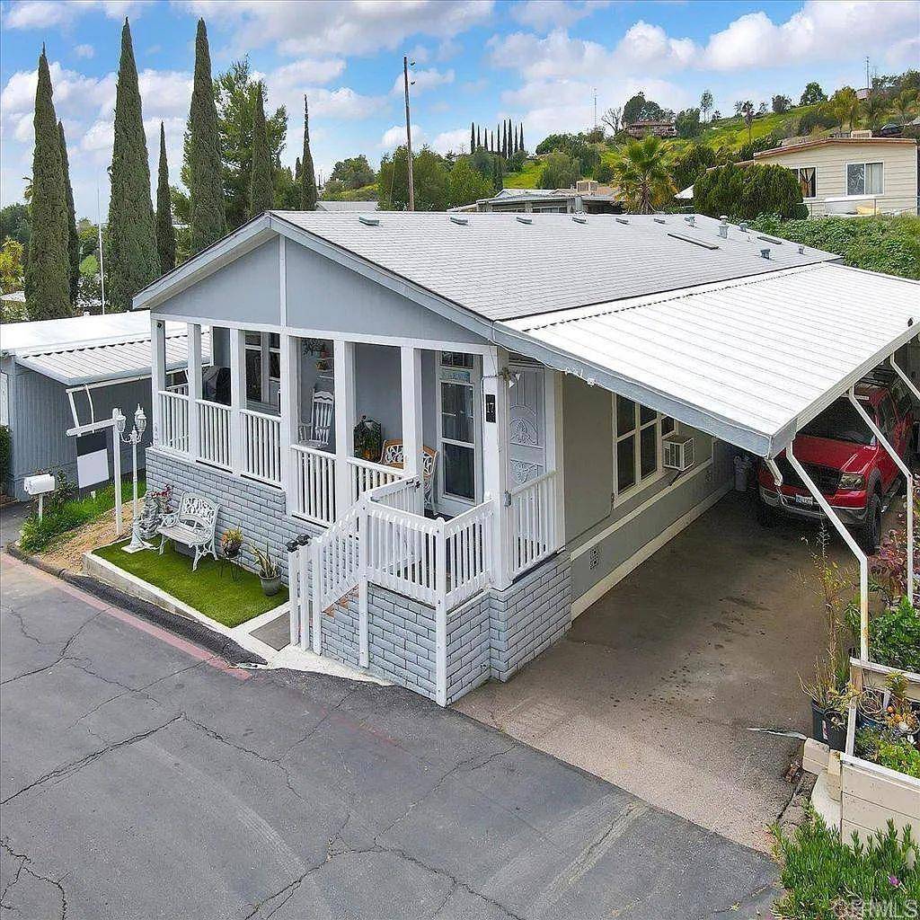 El Cajon, CA 92021,12970 Highway 8 Business SPC 17