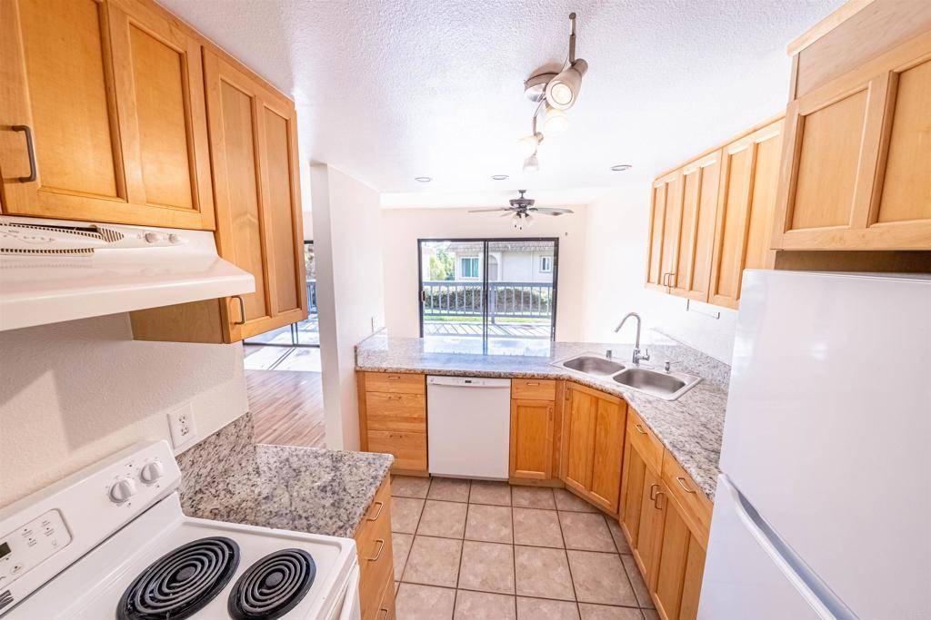 Carlsbad, CA 92009,2374 caringa #b