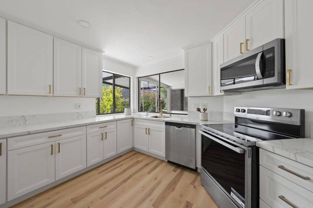 Escondido, CA 92026,8975 Lawrence Welk DR #211