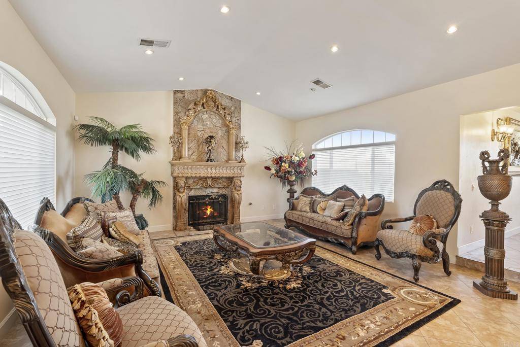 El Cajon, CA 92020,402 Avenida Abajo