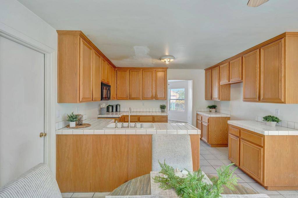 El Cajon, CA 92021,2229 Crest DR
