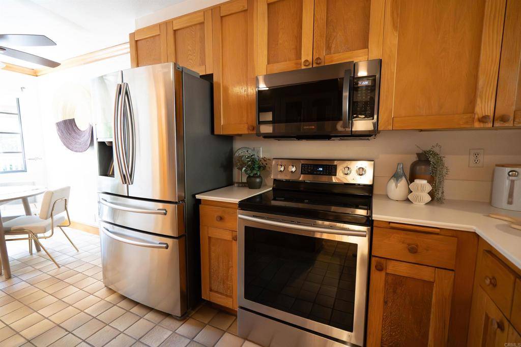 San Diego, CA 92037,8840 Villa La Jolla Dr #203