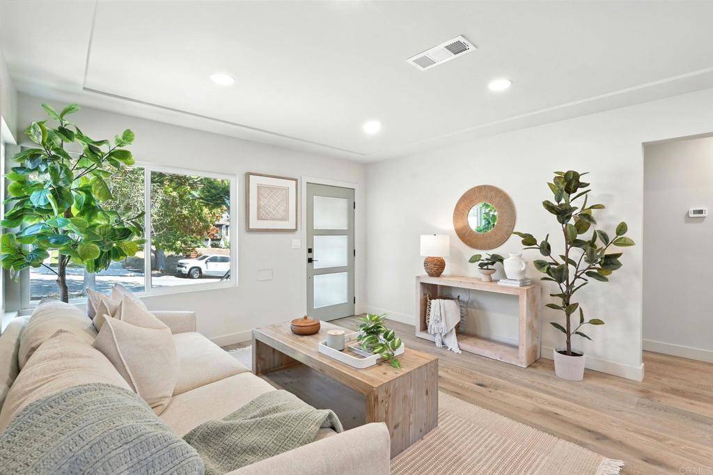 San Diego, CA 92107,3777 Poe ST