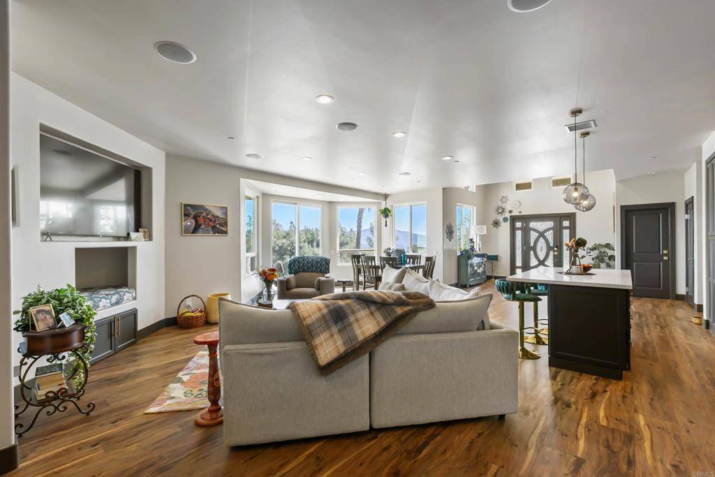 El Cajon, CA 92021,296 East LN