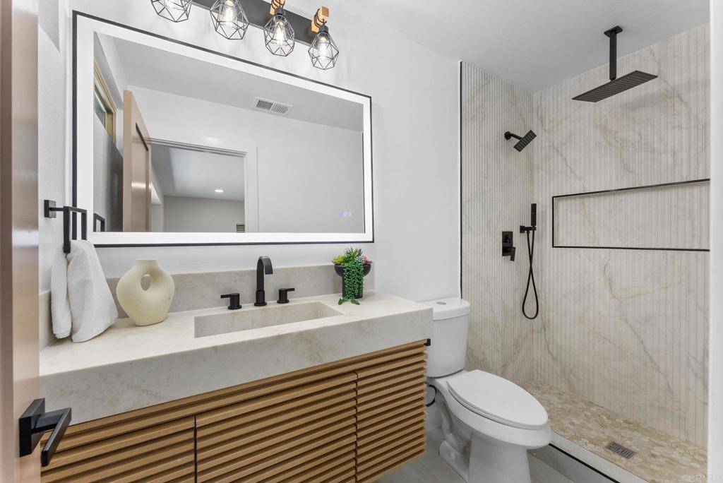 San Diego, CA 92117,4984 Gaylord DR