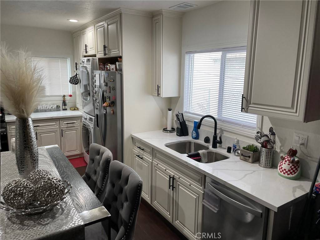 Long Beach, CA 90805,1061 E South ST