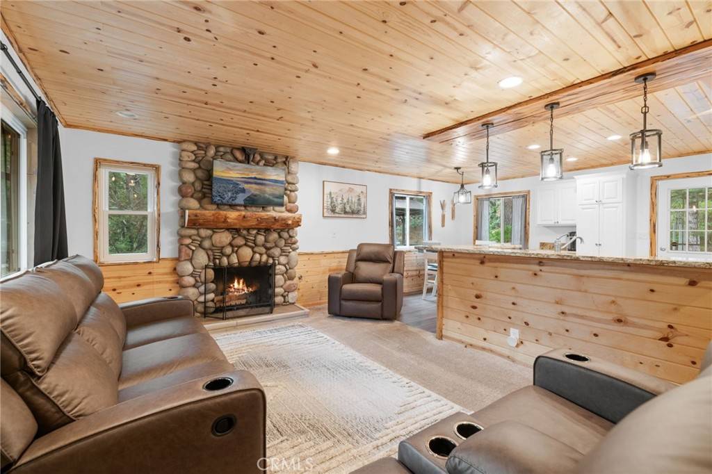 Fawnskin, CA 92333,1085 Canyon RD