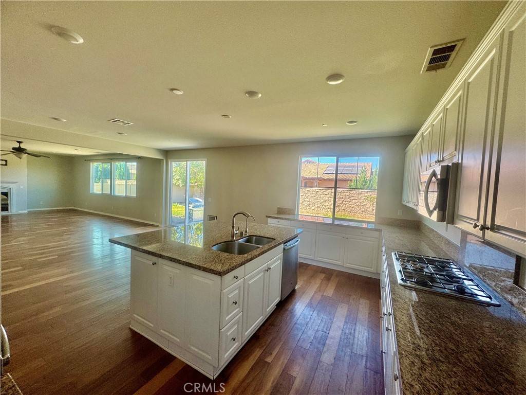 Wildomar, CA 92595,23340 Rhinestone CT