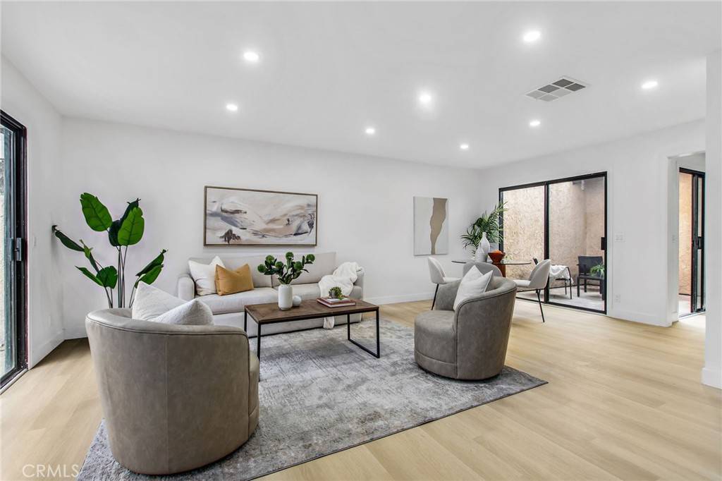 Paramount, CA 90723,8034 1/2 Harrison ST