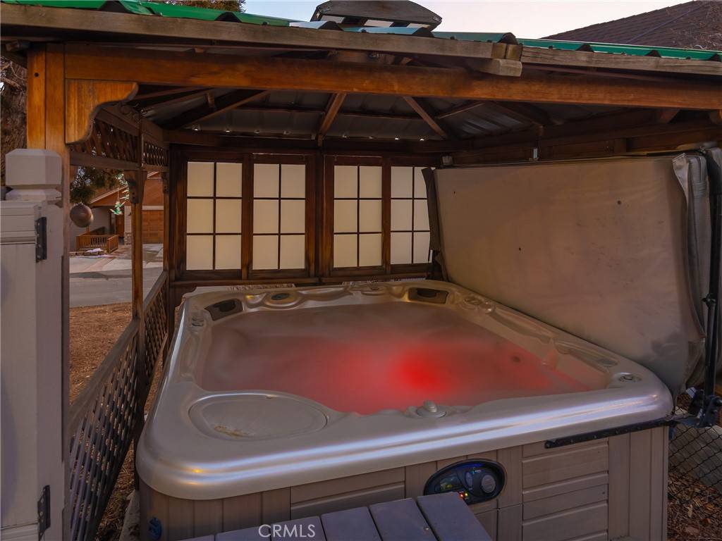 Fawnskin, CA 92333,39388 Lodge RD