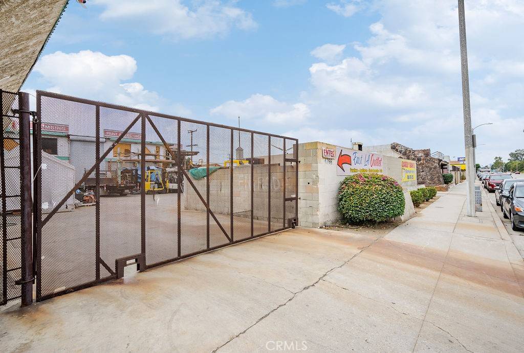 Los Angeles, CA 90022,4766 Floral DR