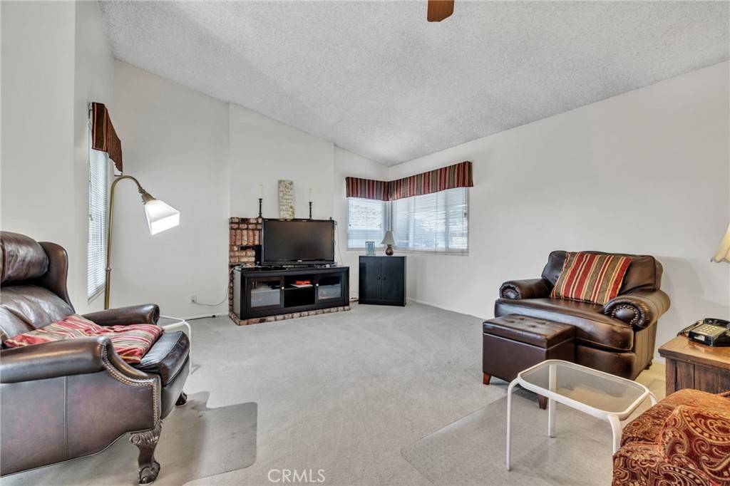 Whittier, CA 90601,923 Sand Spoling AVE