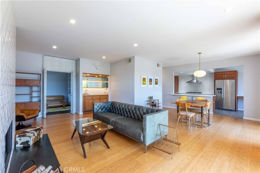 North Hollywood, CA 91602,11322 Camarillo ST #204