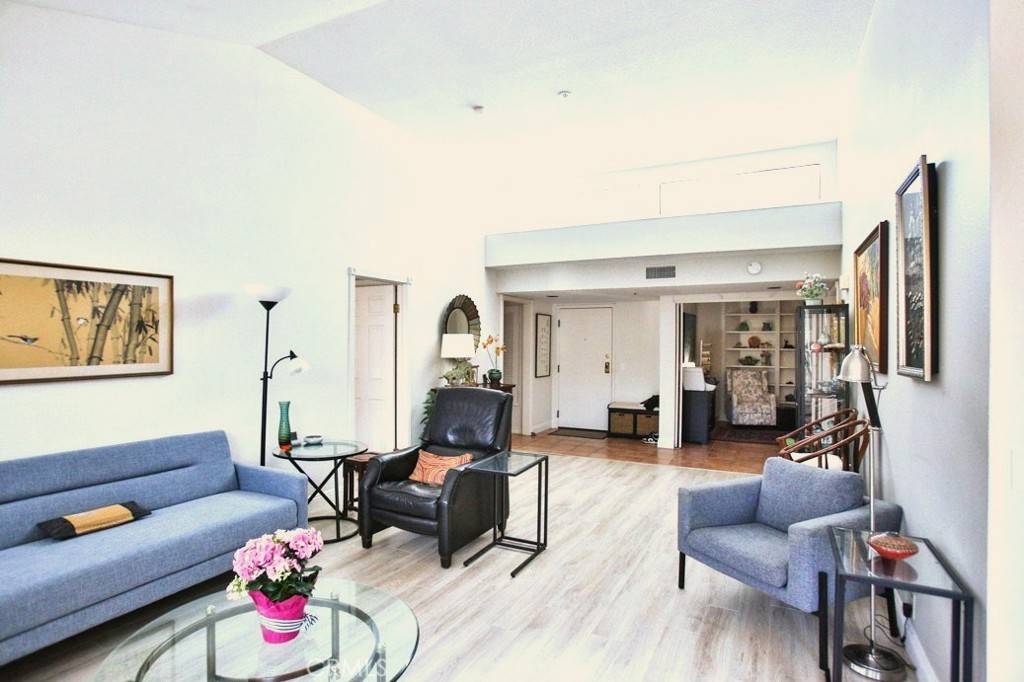 Newport Beach, CA 92663,270 Cagney LN #301