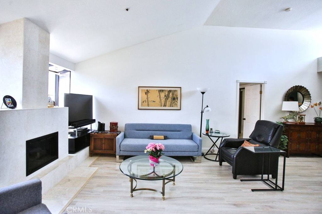 Newport Beach, CA 92663,270 Cagney LN #301