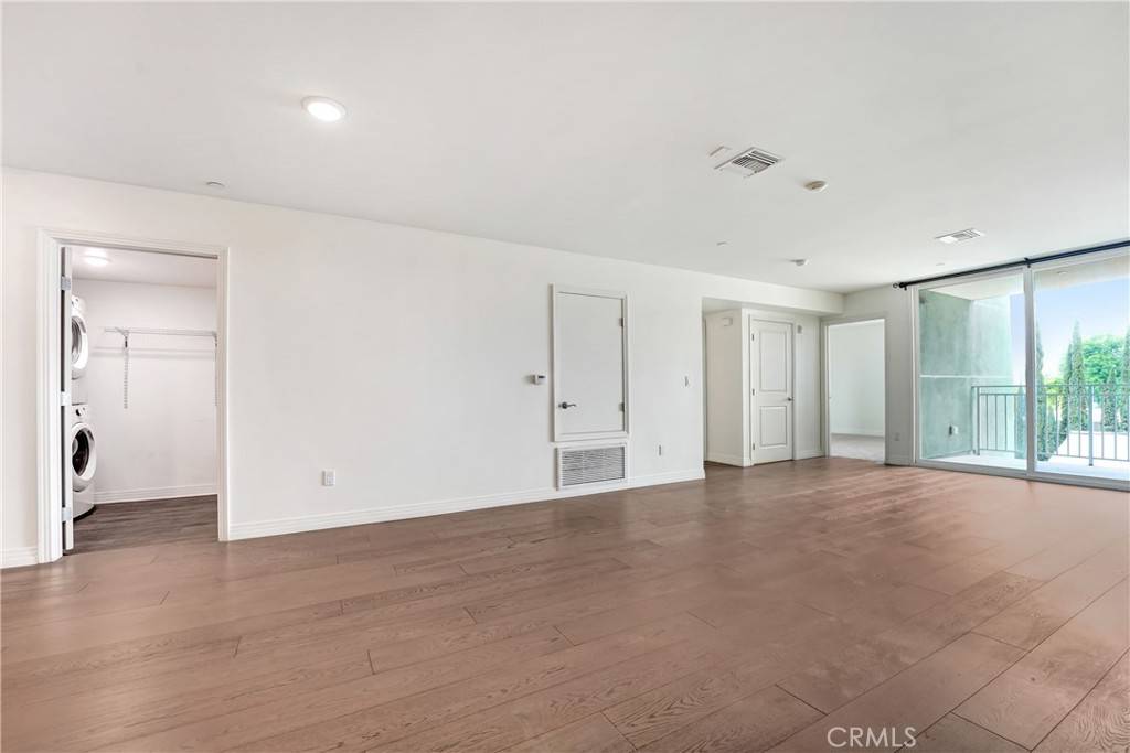 Valley Village, CA 91607,5818 Whitsett AVE #405