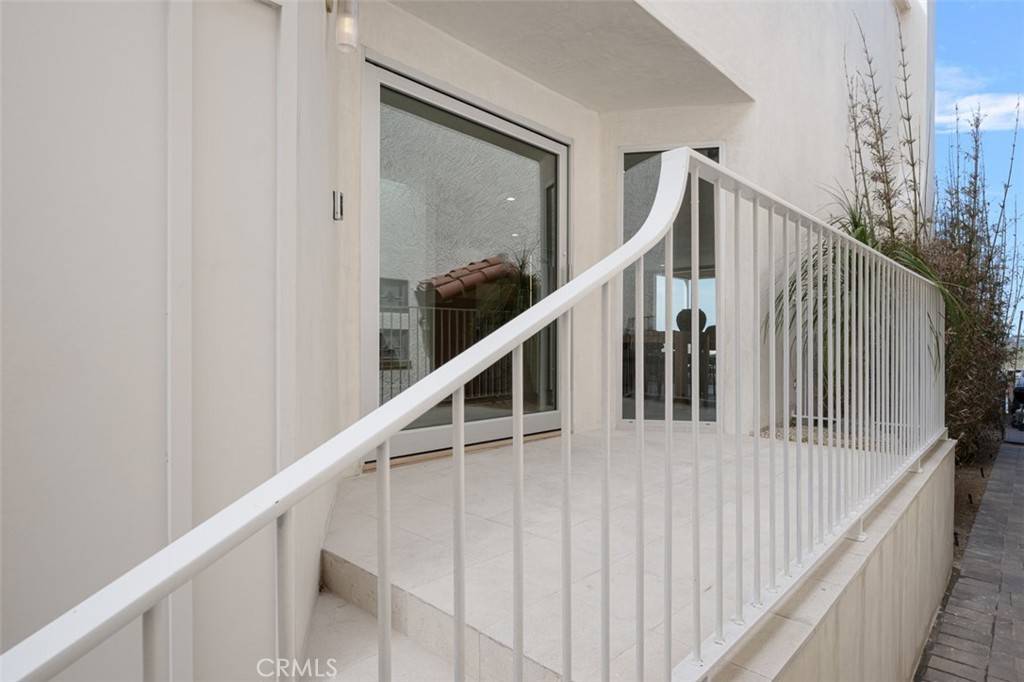 Newport Beach, CA 92663,207 Canal ST