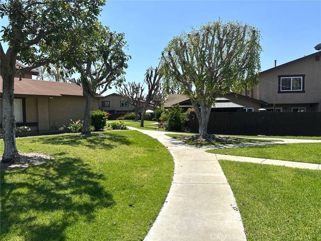 Paramount, CA 90723,8514 Elburg BLVD #C