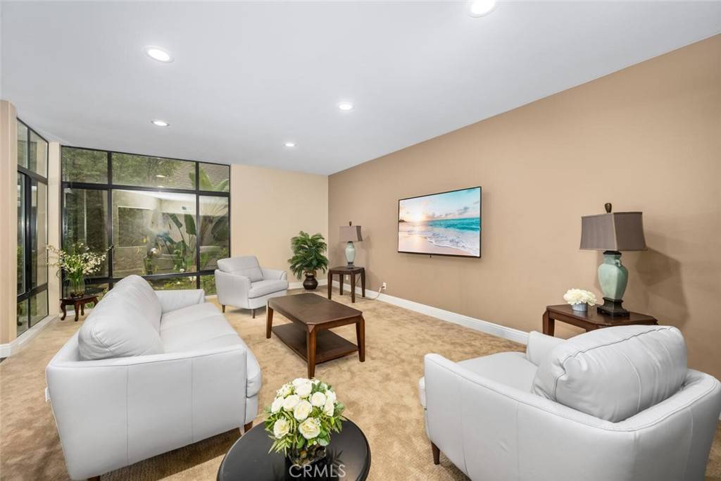Huntington Beach, CA 92649,16282 Mandalay CIR