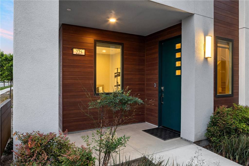 Tustin, CA 92782,225 Waypoint