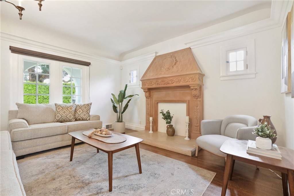 Los Angeles, CA 90027,1901 N Oxford AVE