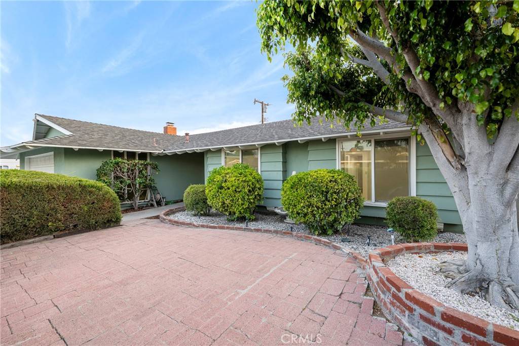 Placentia, CA 92870,5111 Roxborough DR