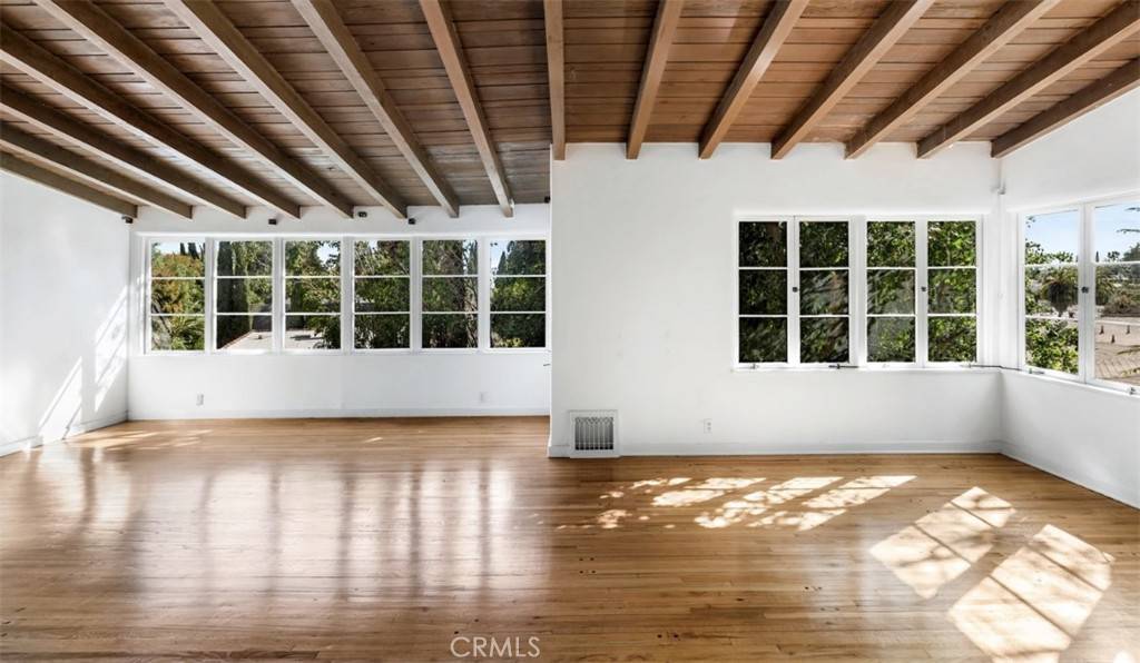 Los Angeles, CA 90068,2174 Beachwood