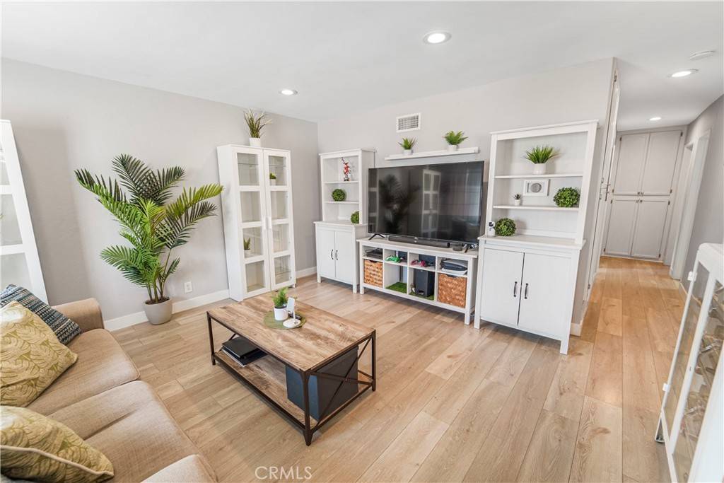 Paramount, CA 90723,14020 Orizaba AVE #6A