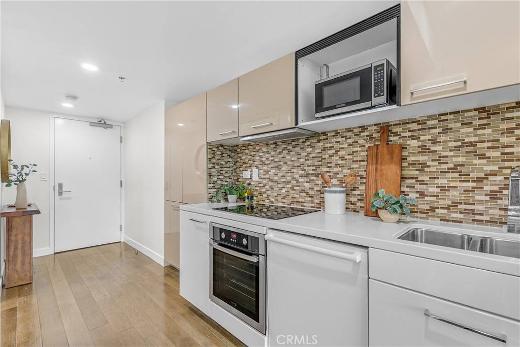 Los Angeles, CA 90015,901 S Flower ST #402