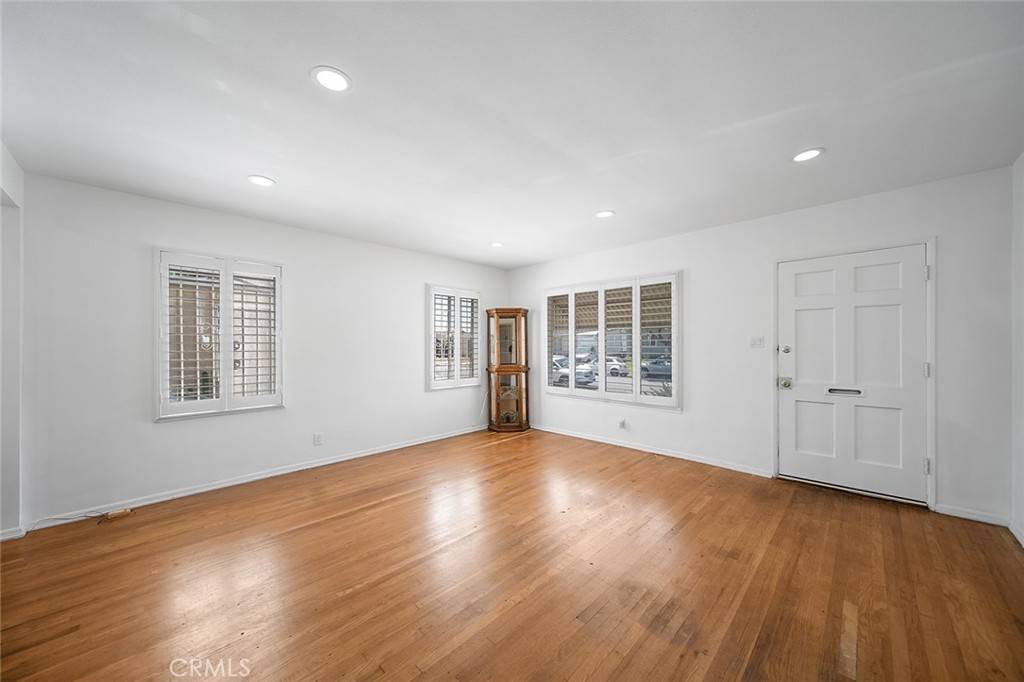 Compton, CA 90220,957 W Myrrh ST