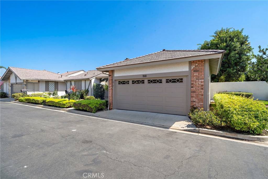 Tustin, CA 92780,1061 Regis WAY