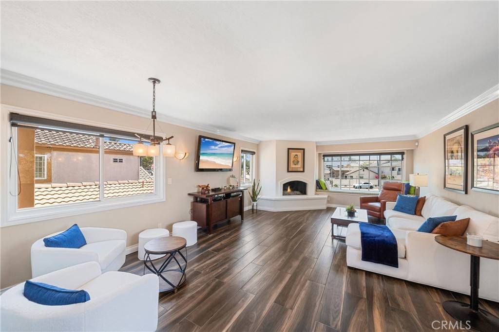 Huntington Beach, CA 92648,708 Main ST