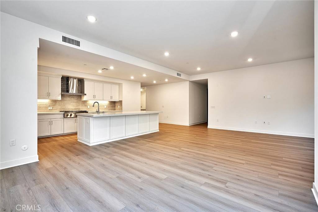 Irvine, CA 92612,3201 Rivington
