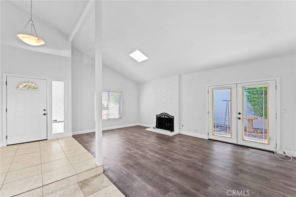 Irvine, CA 92604,11 Blackswan