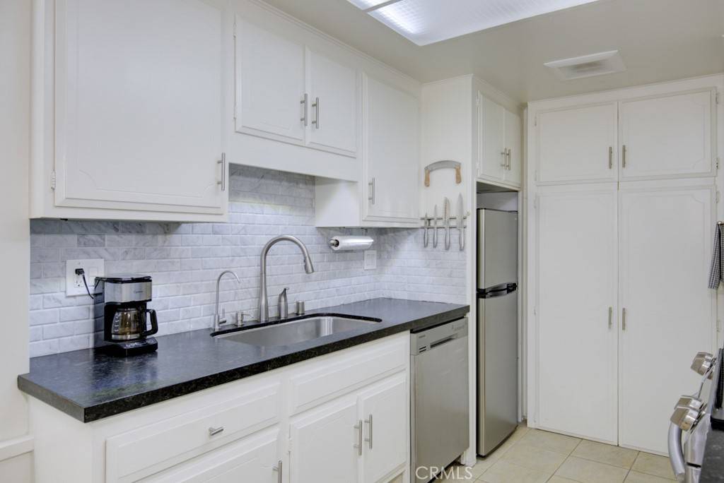 Laguna Woods, CA 92637,2276 E Via Mariposa #D