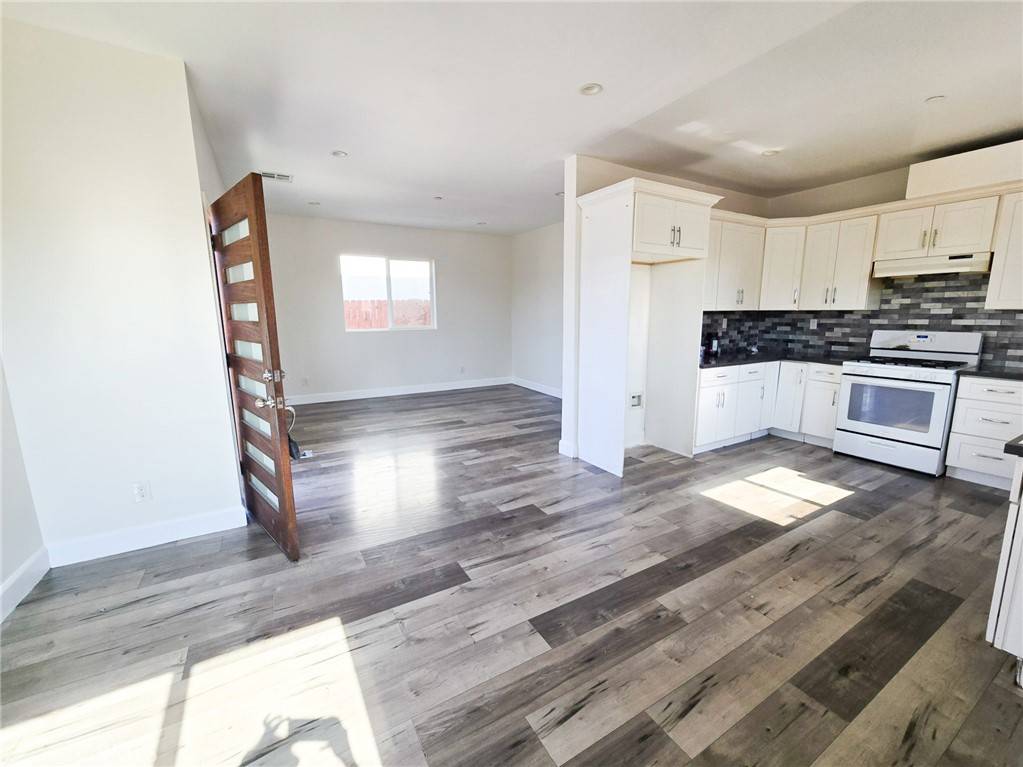 Los Angeles, CA 90003,130 E 104th