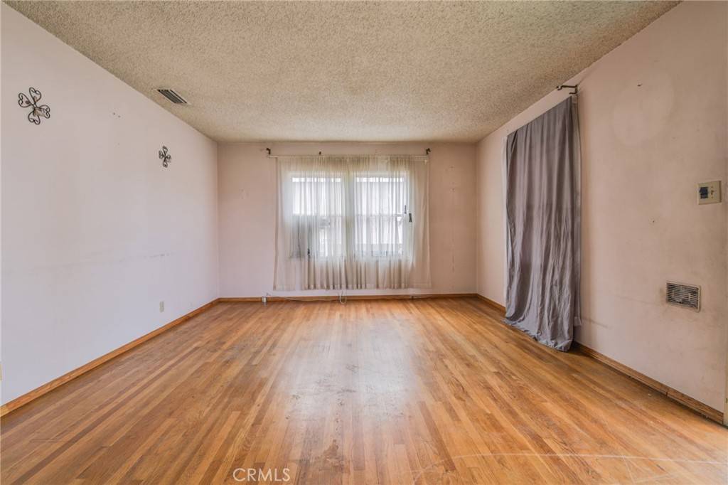 Compton, CA 90221,1208 S White AVE
