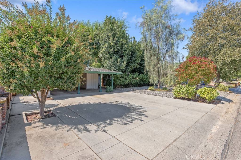 Visalia, CA 93277,945 W Howard AVE