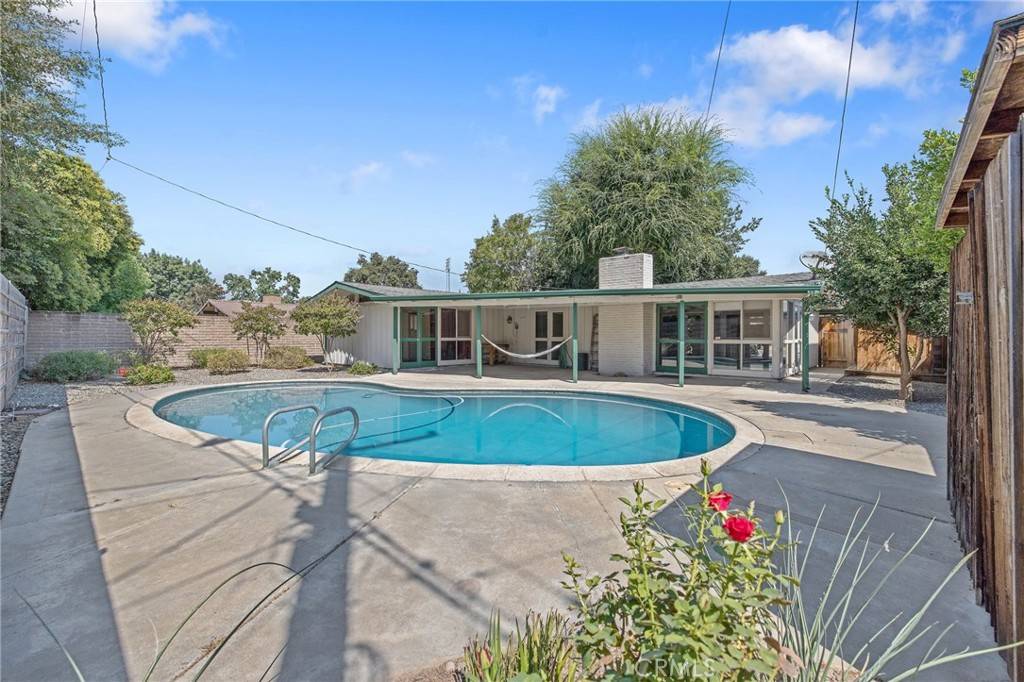 Visalia, CA 93277,945 W Howard AVE