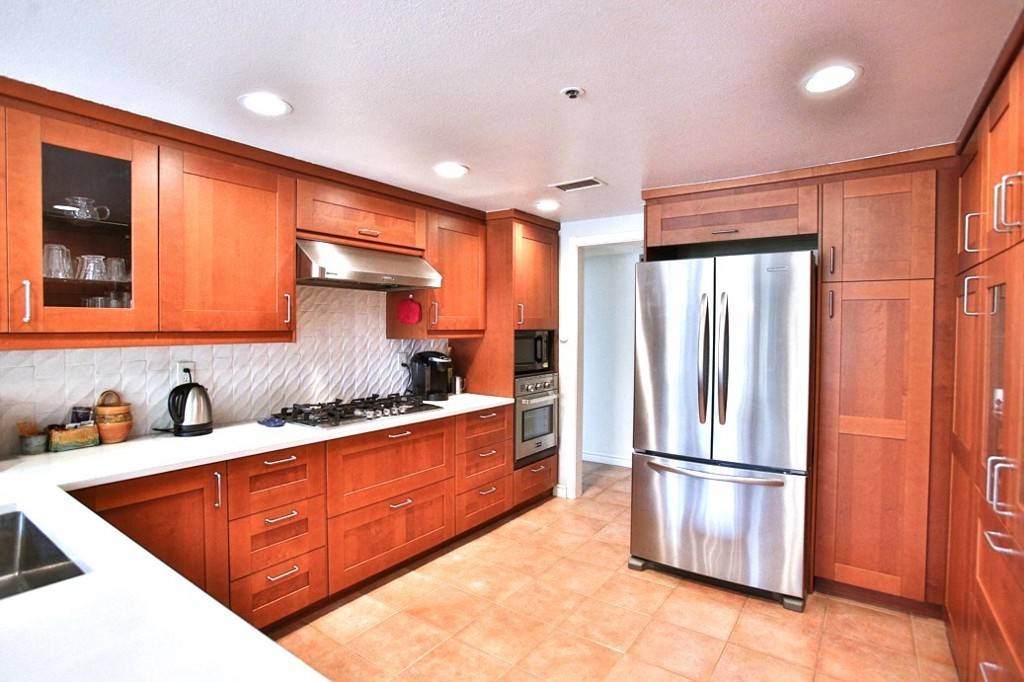 Newport Beach, CA 92663,270 Cagney LN #301