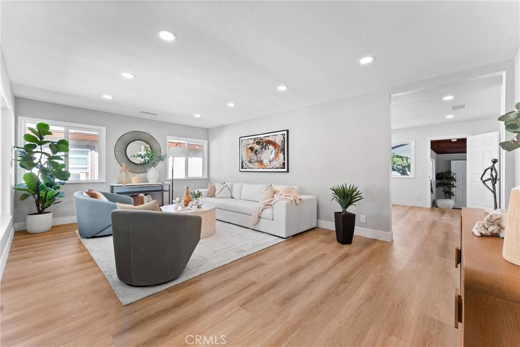 Downey, CA 90241,8039 4th ST