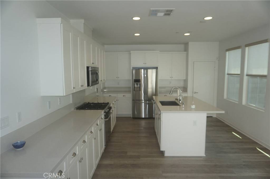 Costa Mesa, CA 92626,945 Vivid LN