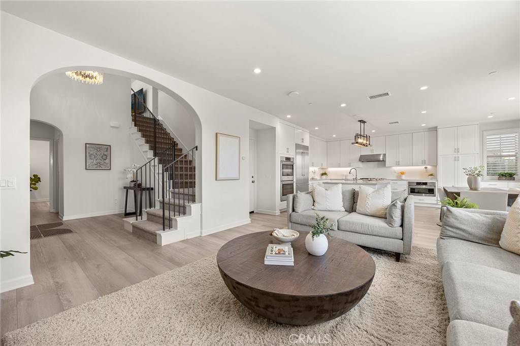 Irvine, CA 92618,208 Canterbury