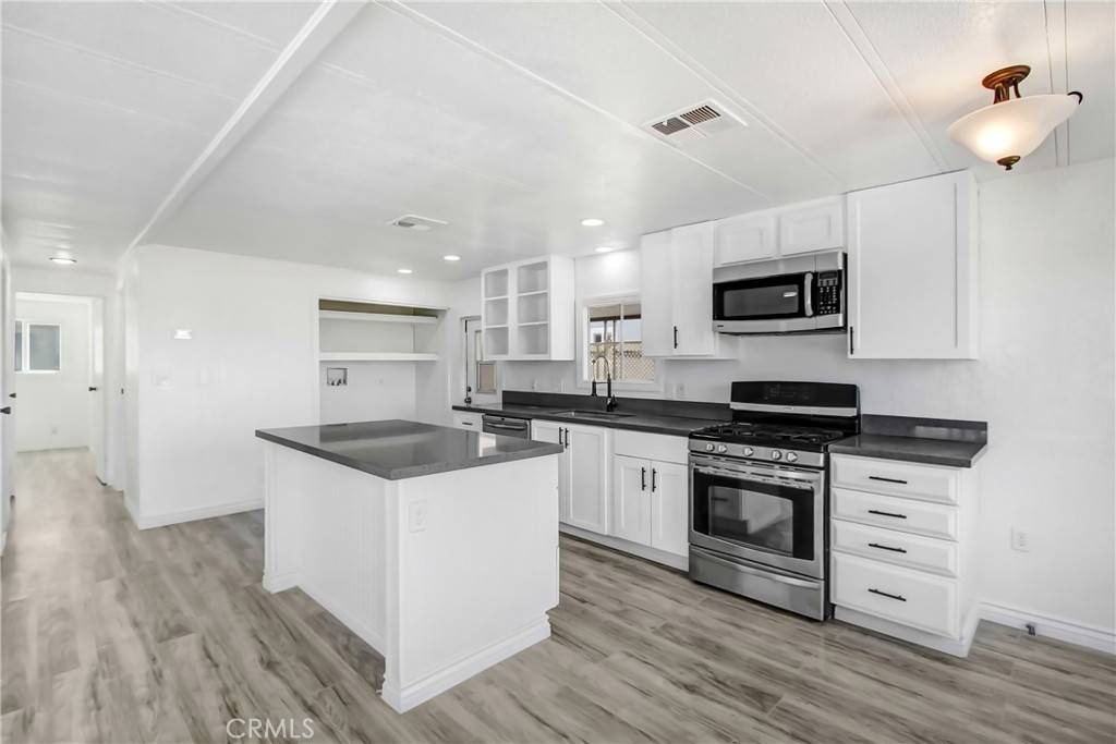 Hemet, CA 92543,1536 S State St #29