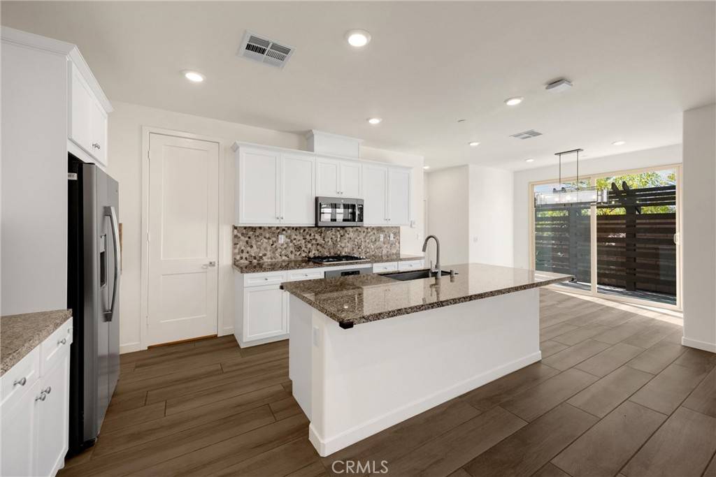 Upland, CA 91786,2323 Apple