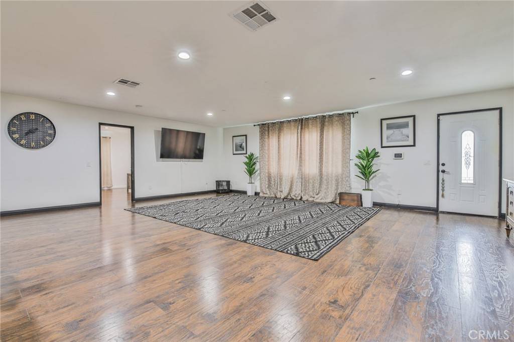 Compton, CA 90220,1019 W Arbutus