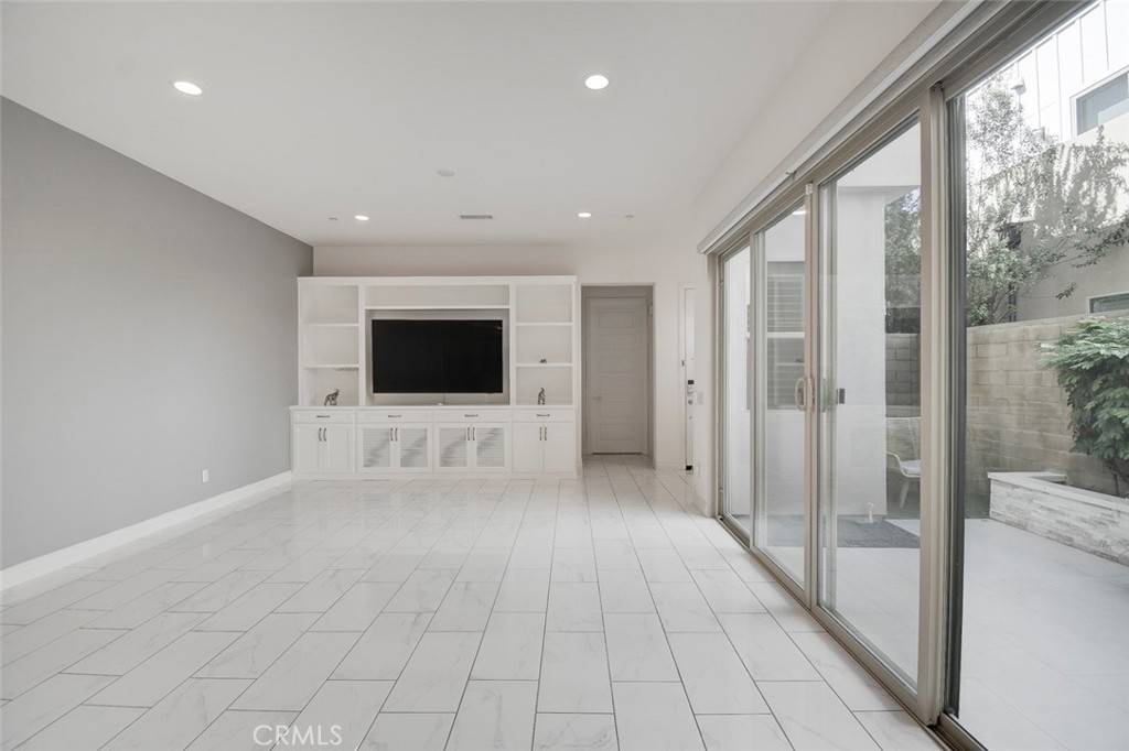 Irvine, CA 92618,148 Spectacle