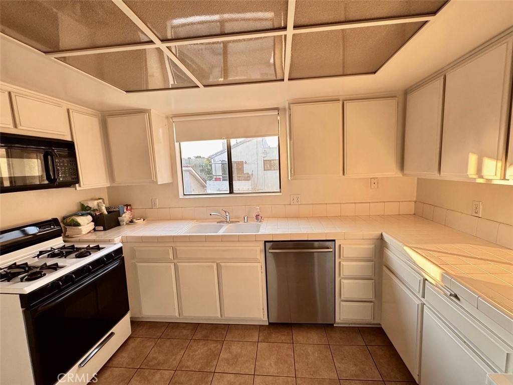 Burbank, CA 91505,225 N Rose #410