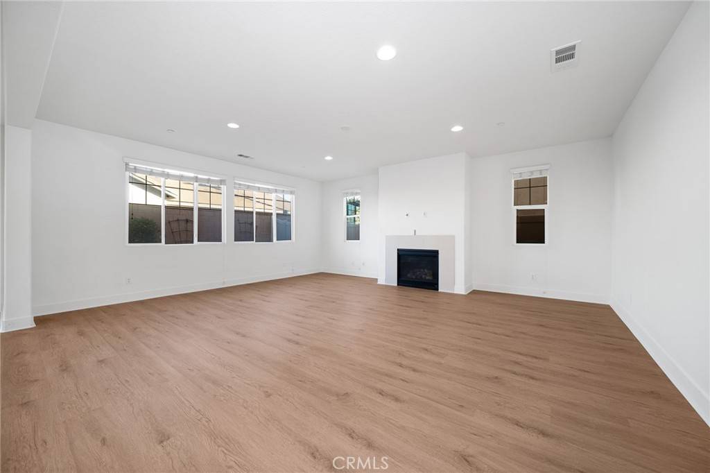 Eastvale, CA 92880,7086 Stratus ST