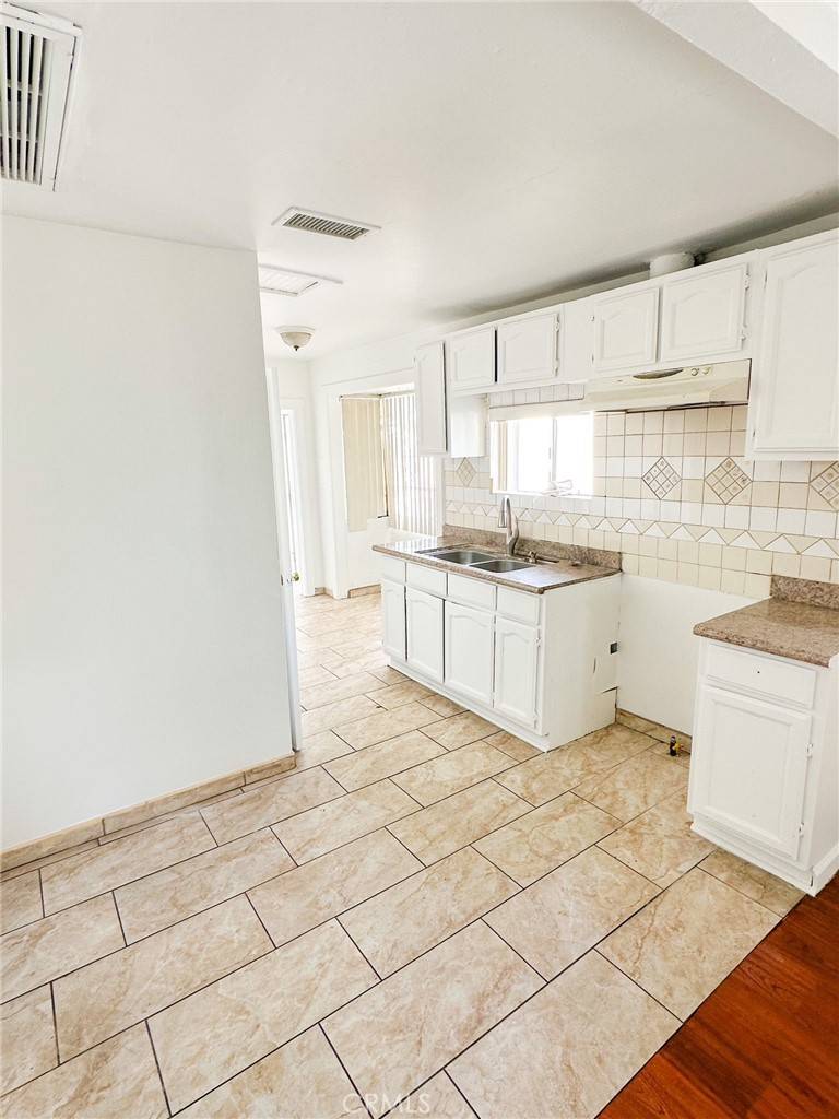 South Gate, CA 90280,10337 Virginia AVE